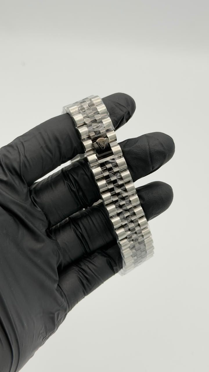 Black Dial Silver-Tone Fluted Bezel Quartz Watch - Image 3