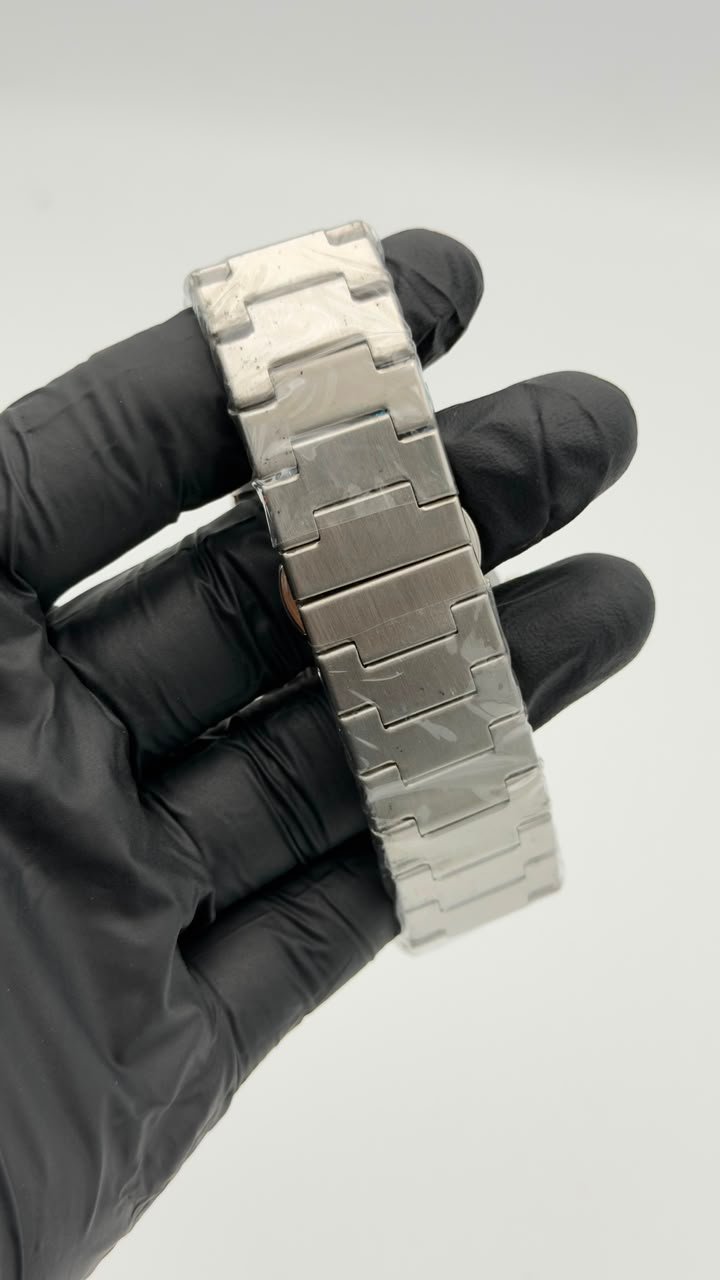 Black Dial Integrated Bracelet Quartz Watch - Image 3
