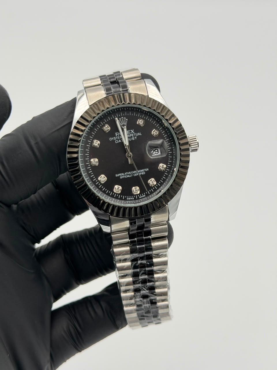 Black Dial Silver Watch – Fluted Bezel & Crystal Markers