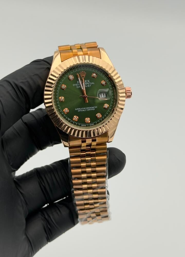 Luxury green dial gold-tone quartz watch with fluted-style bezel Luxury Green Dial Gold-Tone Quartz Watch