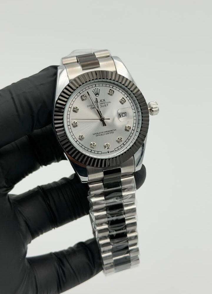Silver-tone white dial fluted bezel quartz watch with metal bracelet Silver White Dial Fluted Bezel Quartz Watch